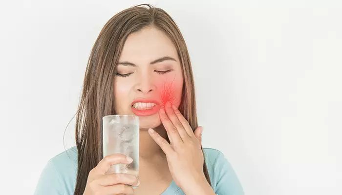 جساس شدن دندان ها از معایب اصلاح طرح لبخند